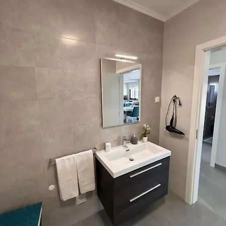 Stylish Near Oasis Apartman *